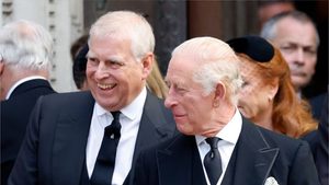 König Charles unterstützt Polizei gegen Andrew