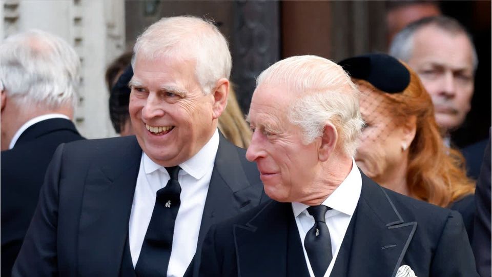 König Charles unterstützt Polizei gegen Andrew