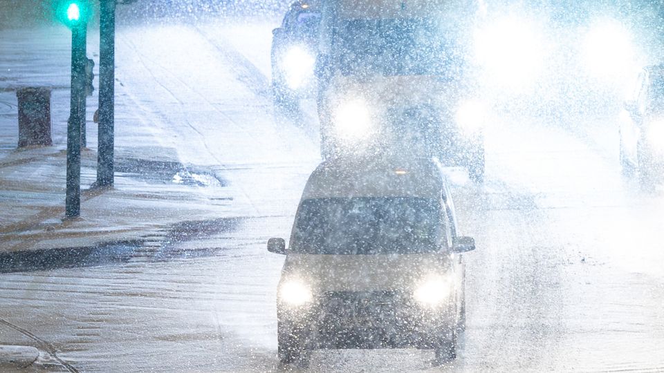 Schneefront sorgt für Unfälle und Kälte