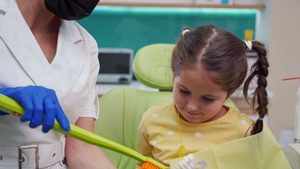 Kinderzahnpasta: Günstig putzt besser