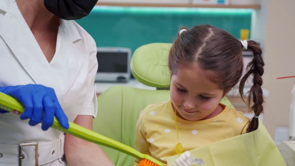 Kinderzahnpasta: Günstig putzt besser