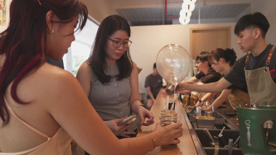 Schwebender Luxus: Der Helium-Kaffee aus Singapur im Geschmackstest