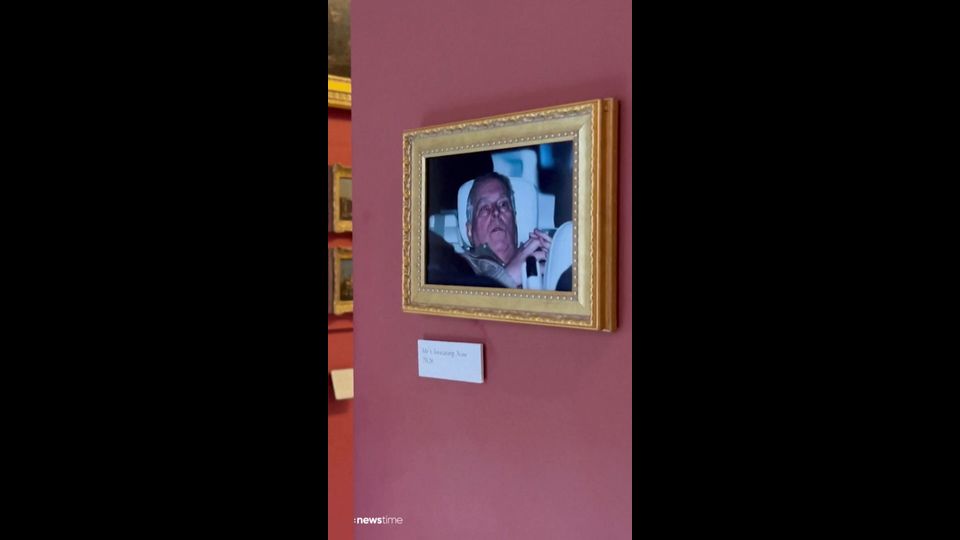 Auf einmal hängt Andrew im Louvre