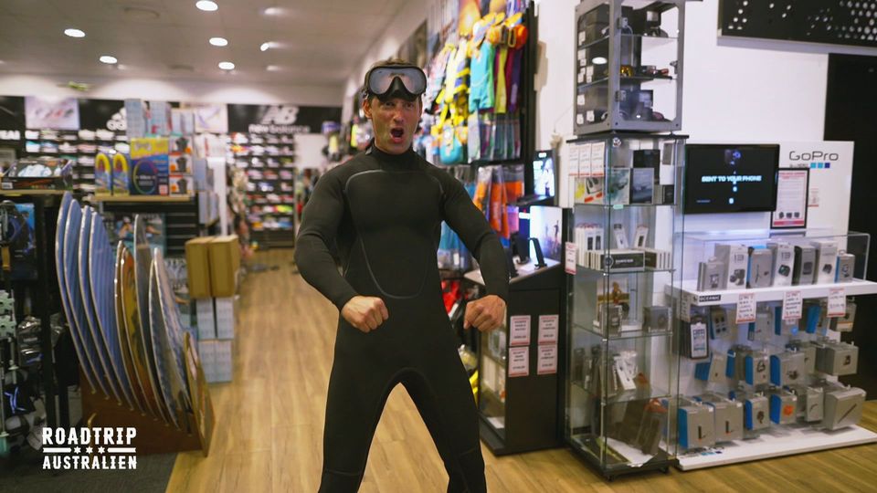 Neoprenanzug-Shopping: Ganz schön eng!