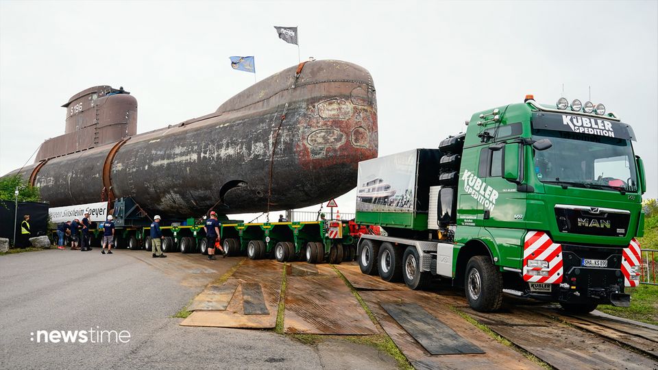 Sonderbarer Mega-Transport: U-Boot-Riese auf dem Weg ins Museum