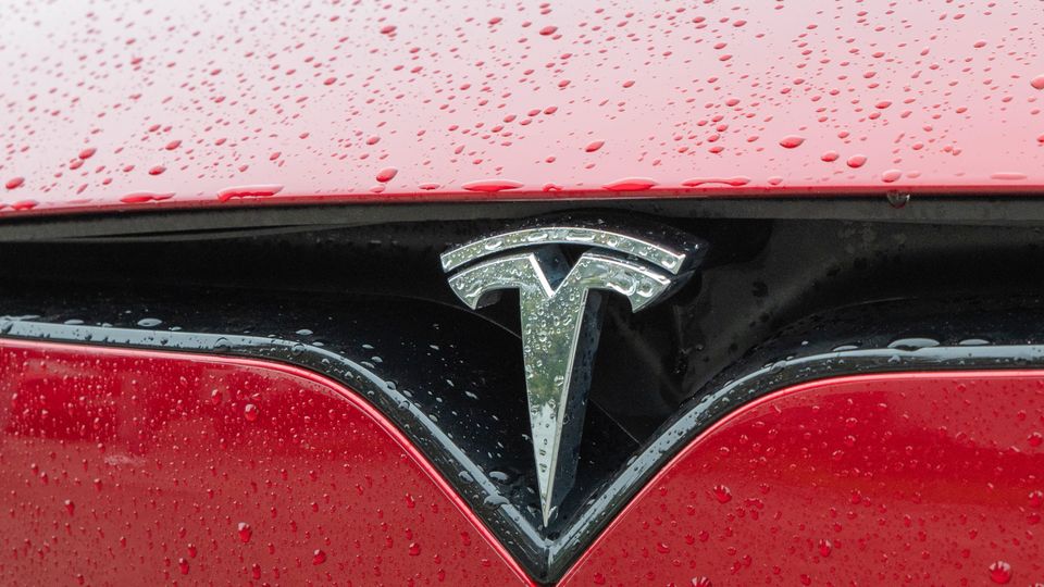 Tesla im Sinkflug: Wer profitiert davon?