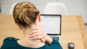 Nackenschmerzen? Diese einfachen Übungen helfen!