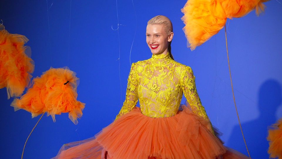 Kristian Schuller inszeniert die Models in extravaganten Blumen-Looks