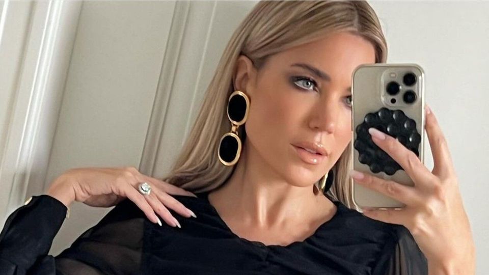 Vom Seidenmantel ins Jeans-Kleid: Sylvie Meis zeigt ihre Oscar-Verwandlung