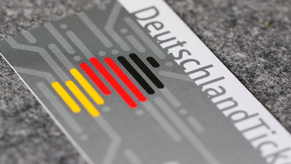 ADAC: Deutschlandticket oft günstiger