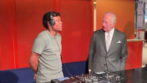 König Charles III. begeistert als DJ