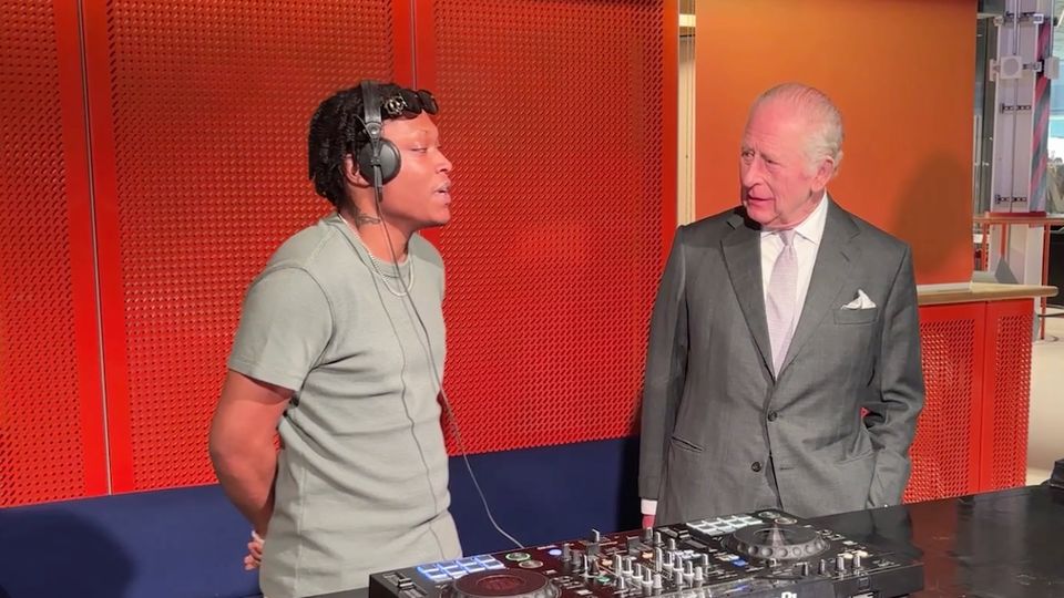 König Charles III. begeistert als DJ