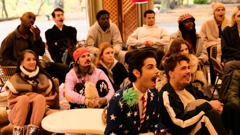 Zwischen Betten-Drama & Kuss-Frage: Wer mit wem?