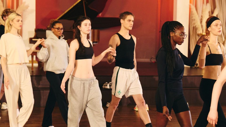 Erst küssen dann tanzen: Herzklopfen beim Barock-Tanz