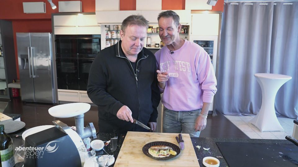 Wildbratwurst mit Meerrettich-Wirsing: Henze kocht Blitz-Rezept