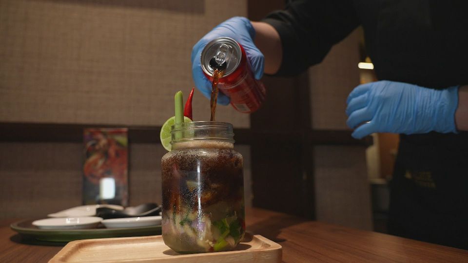 Cola-Suppe geht viral! Was kann der Trend aus Malaysia wirklich?