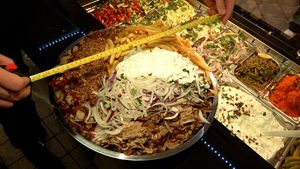 XXL-Taxiteller in Eschweiler: 10 Kilo Essen bleiben unbesiegt