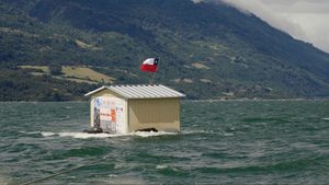 Umzug mal anders: Ein Haus zieht übers Wasser um!