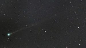 Komet am nächtlichen Morgen zu sehen