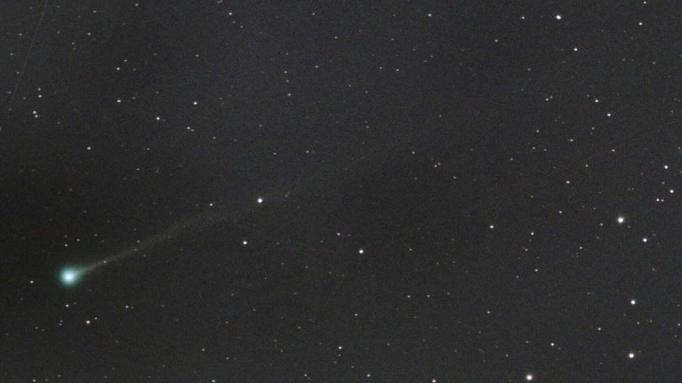 Komet am nächtlichen Morgen zu sehen