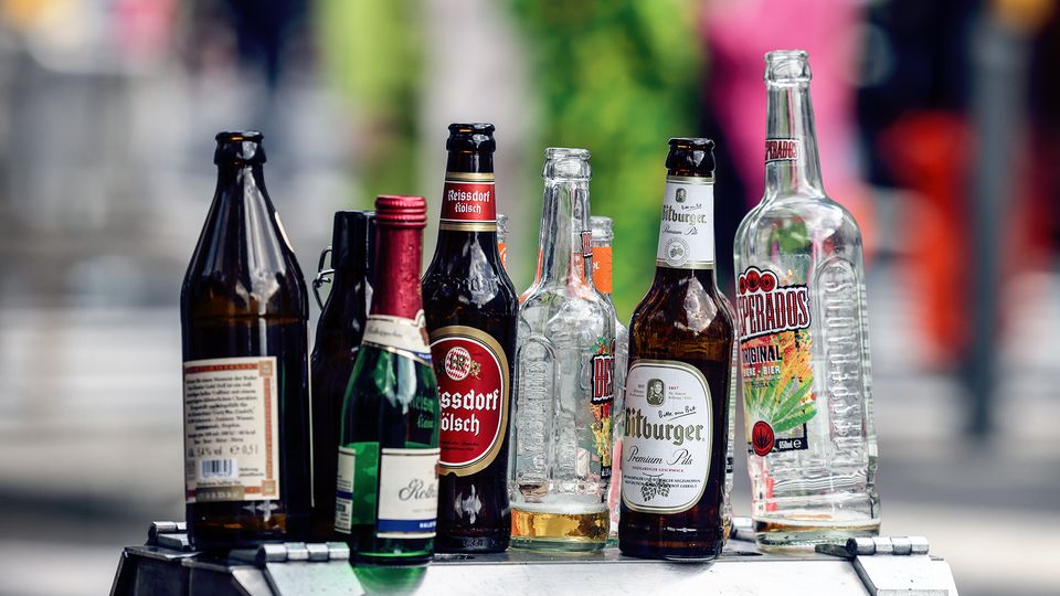 So viel Alkohol trinken Deutsche im Jahr