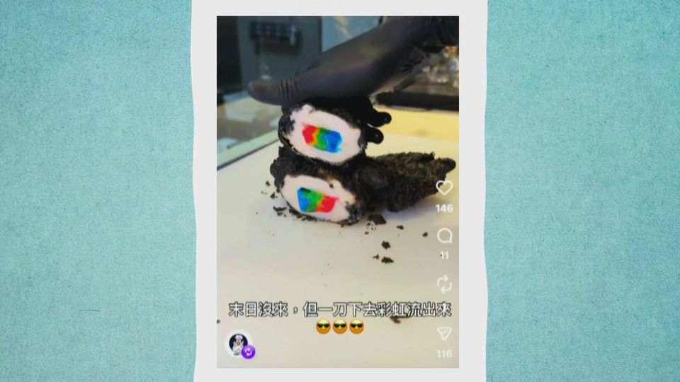 Schwarzes Äußeres, buntes Innenleben: Wie schmeckt Rainbow-Chicken?