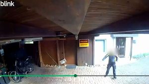 Postbote wirft Paket absichtlich kaputt