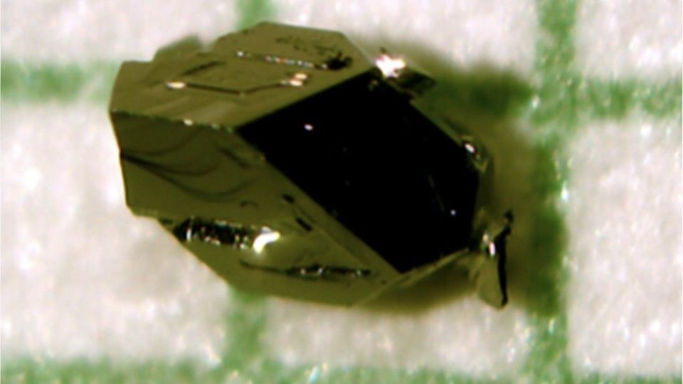 Überträgt Elektrizität: Forschende entdecken ungewöhnliche neue Substanz