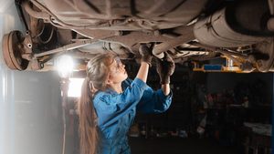 Junge Menschen testen neue Berufe