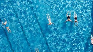 Freibad-Saisonstart im kalten Wasser