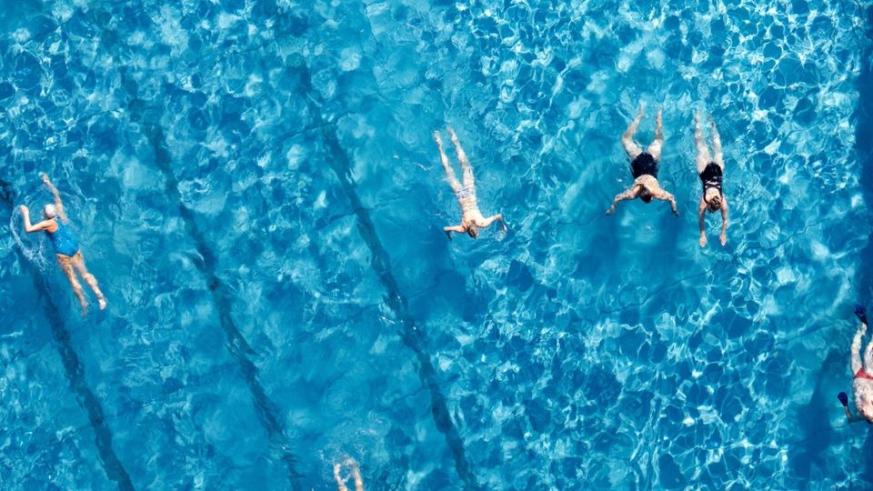 Freibad-Saisonstart im kalten Wasser
