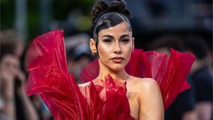 ESC: Sarah Engels bezaubert in roter Robe