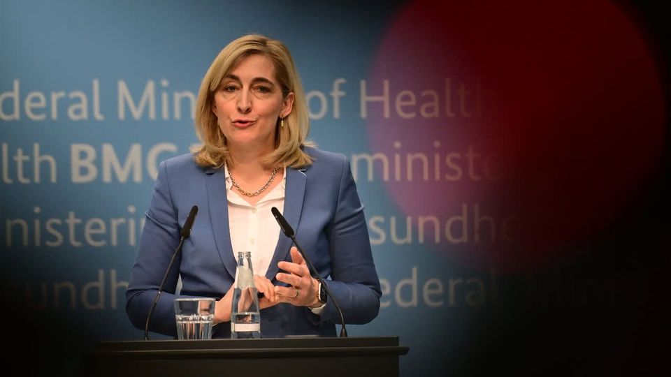 Warken: höhere Pflegebeiträge für Kinderlose