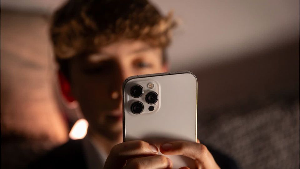 Viele Deutsche für Altersgrenze bei Social Media