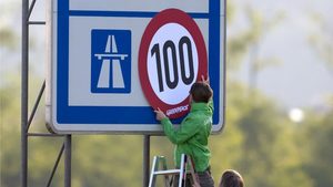 Klima-Aktion: Greenpeace überklebt Autobahn-Schilder