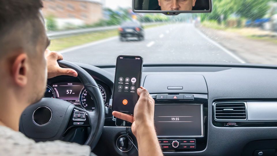 Zu viele Deutsche mit Handy am Steuer