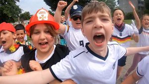 Bochumer Grundschüler singen Deutschland zur WM